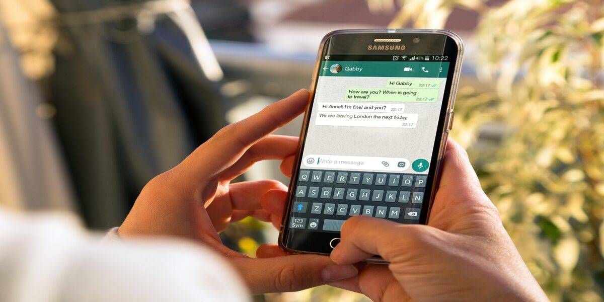 تطبيق واتساب  shutterstock