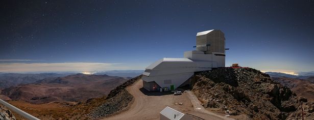 مرصد فيرا روبين على جبل سيرو باتشون في تشيلي في صورة ليلية (تصوير: Rubin Observatory/NOIRLab/NSF/AURA/B. Quint، CC BY 4.0)