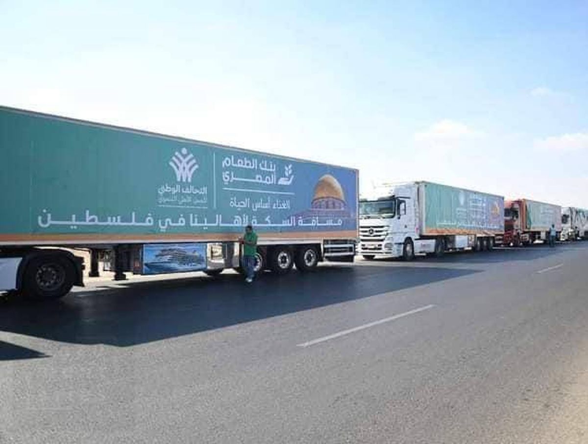 قوافل المساعدات تتحرك من العريش باتجاه معبر رفح الحدودي بين مصر وغزة 