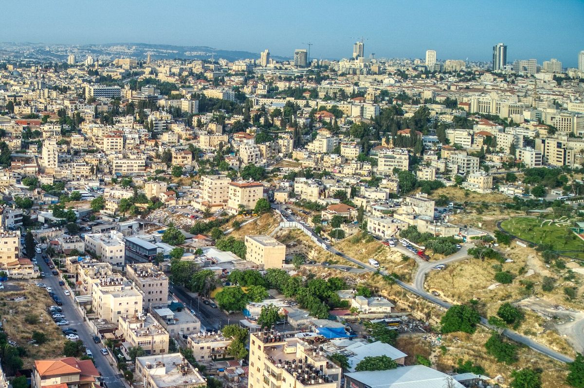 نظرة عامة على المباني في حي الشيخ جراح بالقدس.

المصدر والترخيص: ويكيميديا كومونز – CC BY-SA 4.0.