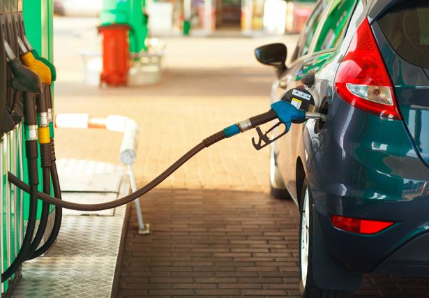 انخفاض قيمة الضريبة وأسعار البنزين في البلاد