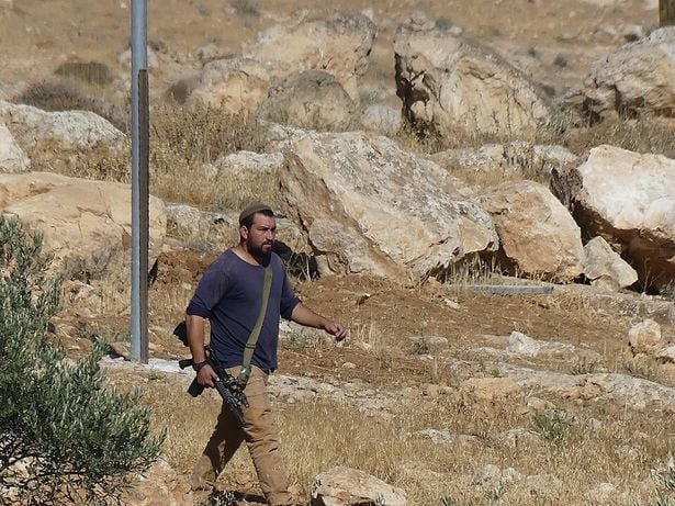 الوصف :مستوطن إسرائيلي مسلح يتجول على أراضٍ فلسطينية بالقرب من قرية الركيز في مسافر يطا، الضفة الغربية (26 يونيو 2025).

المصدر : تصوير Mediterranea Saving Humans عبر ويكيميديا كومنز / مرخصة تحت الملكية العامة المطلقة (CC0 1.0 Universal).