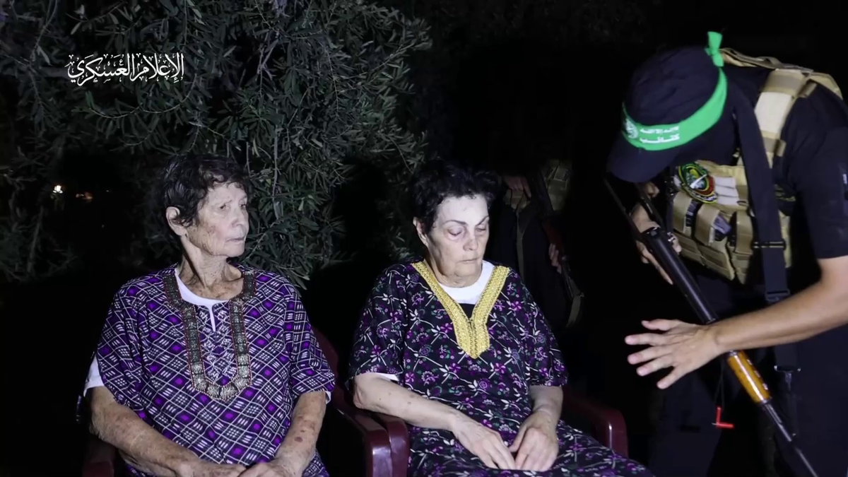 أسيرة إسرائيلية أطلقت "حماس" سراحها تشيد بالمعاملة الإنسانية